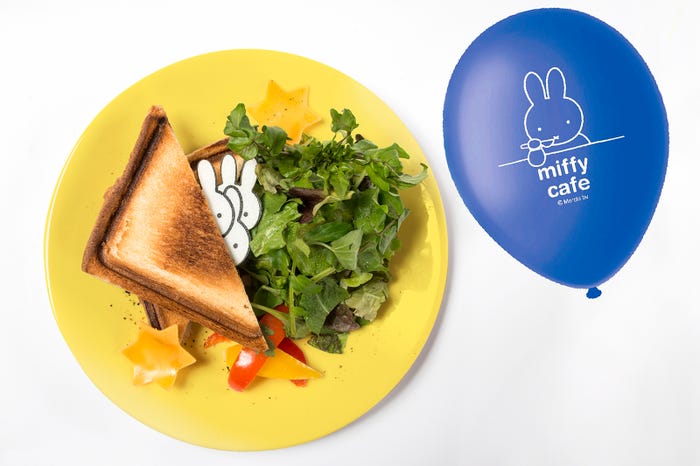 「あれ?ミッフィーが覗いてる?ミッフィーのグリルポークサンド」風船付き¥1,380/画像提供:パルコ