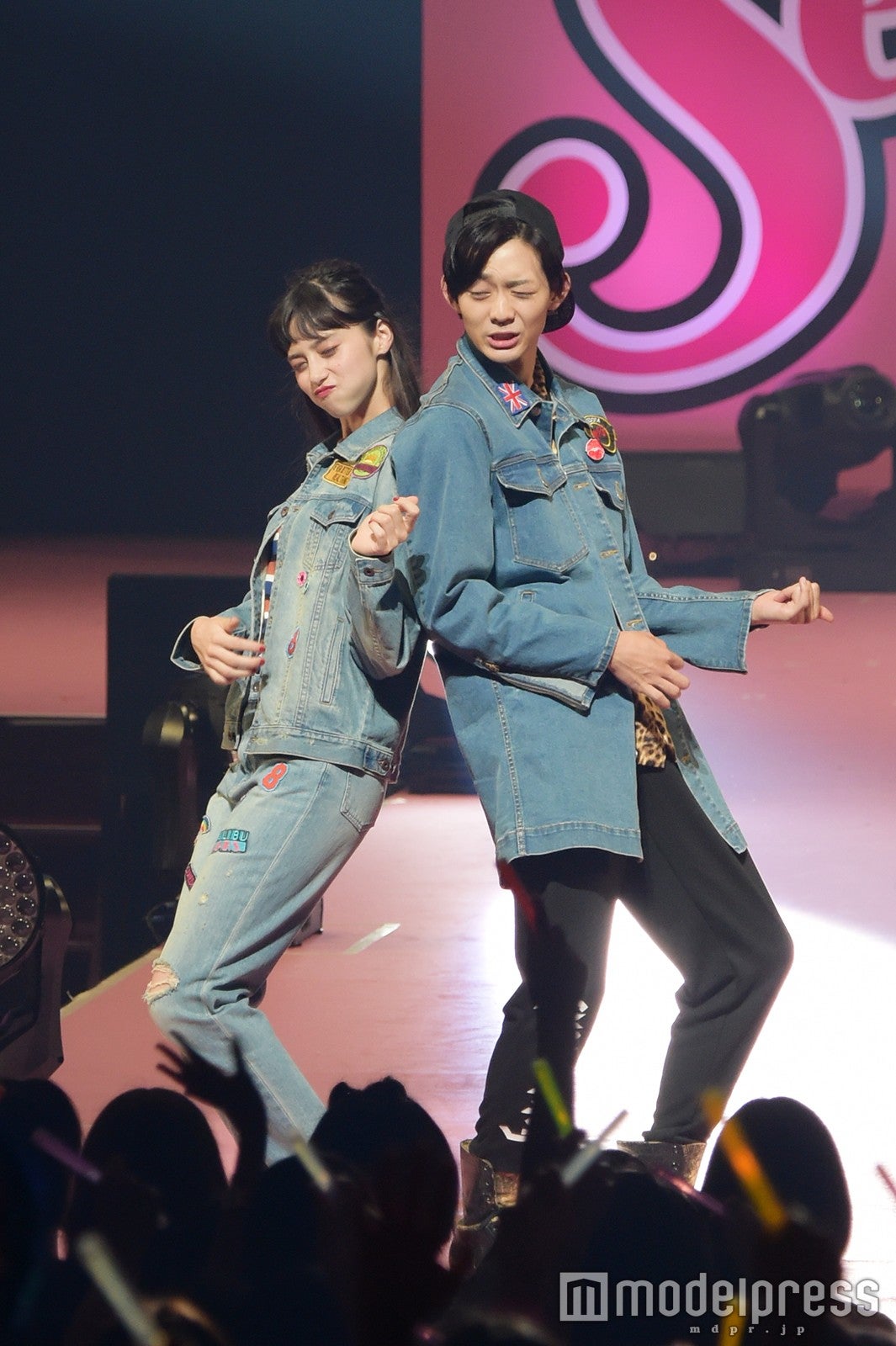 中条あやみ＆竜星涼、話題の“エアギター”披露　カップルコーデで華やかランウェイ＜Seventeen 夏の学園祭2016＞