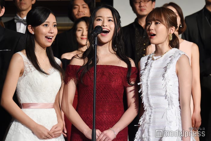 歌唱を披露する生田絵梨花(右) (C)モデルプレス