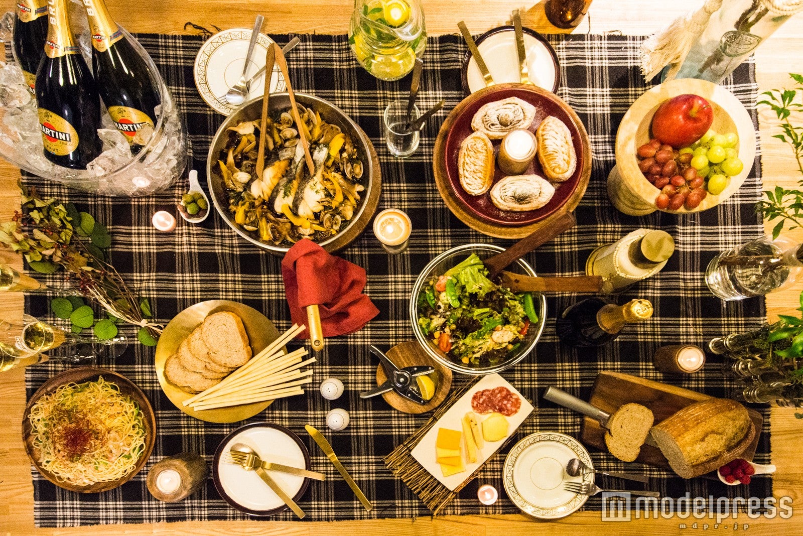 眺めるのも楽しいテーブルコーディネートが完成（C）モデルプレス