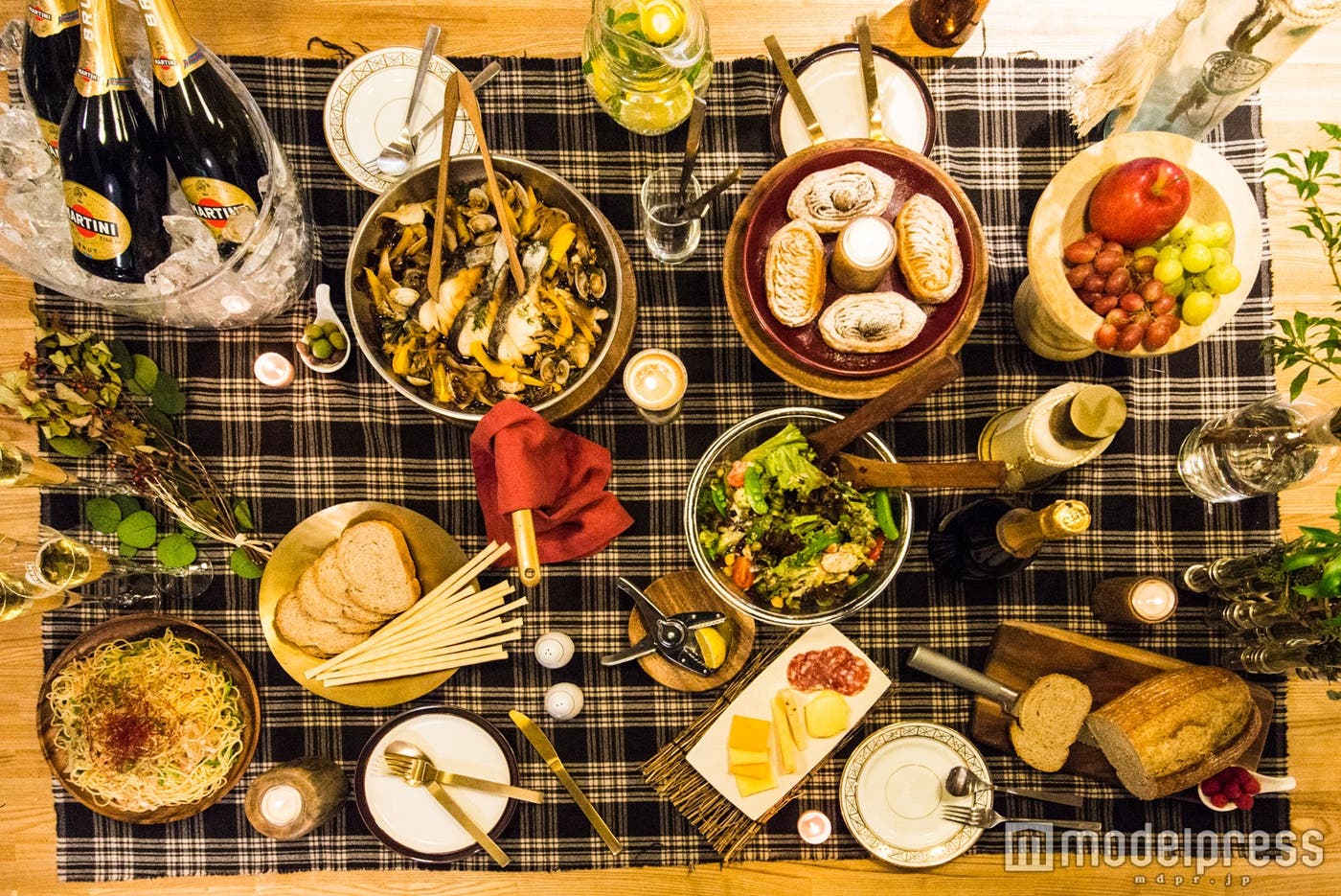 眺めるのも楽しいテーブルコーディネートが完成(C)モデルプレス