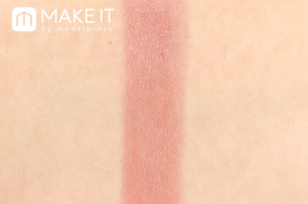 イヴ・サンローラン／ルージュ ヴォリュプテ シャイン／47 ベージュブラウス (C)メイクイット