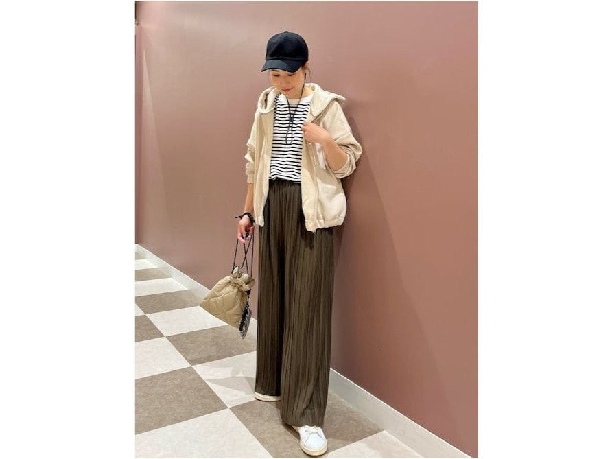 締めつけのないカジュアルコーデで一日中ストレスフリー　出典：WEAR