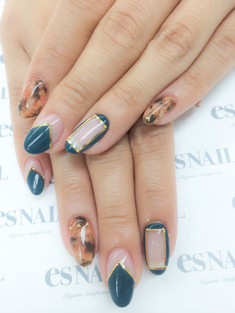 クールなカラーでも女性らしさを演出（画像提供：esNAIL）