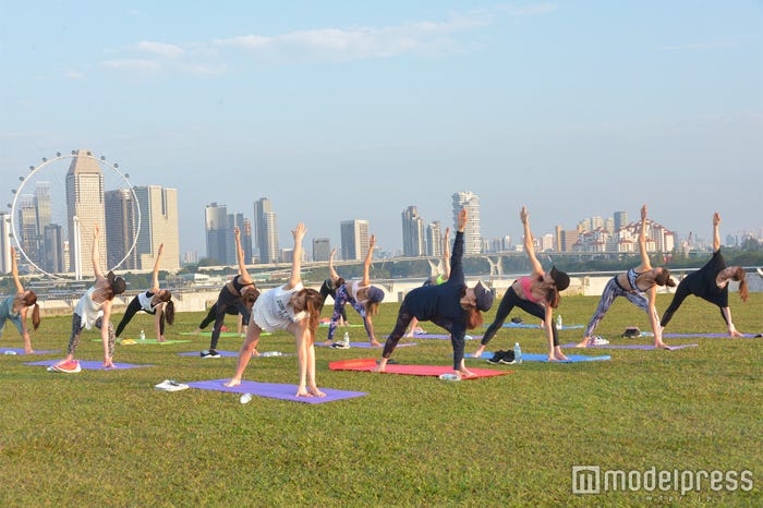 ヨガに挑戦する参加者たち (C)モデルプレス