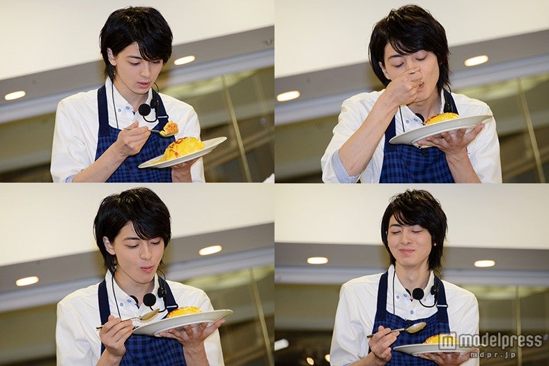 できたてのオムライスをほおばる「うんま！めっちゃふわふわですよ」