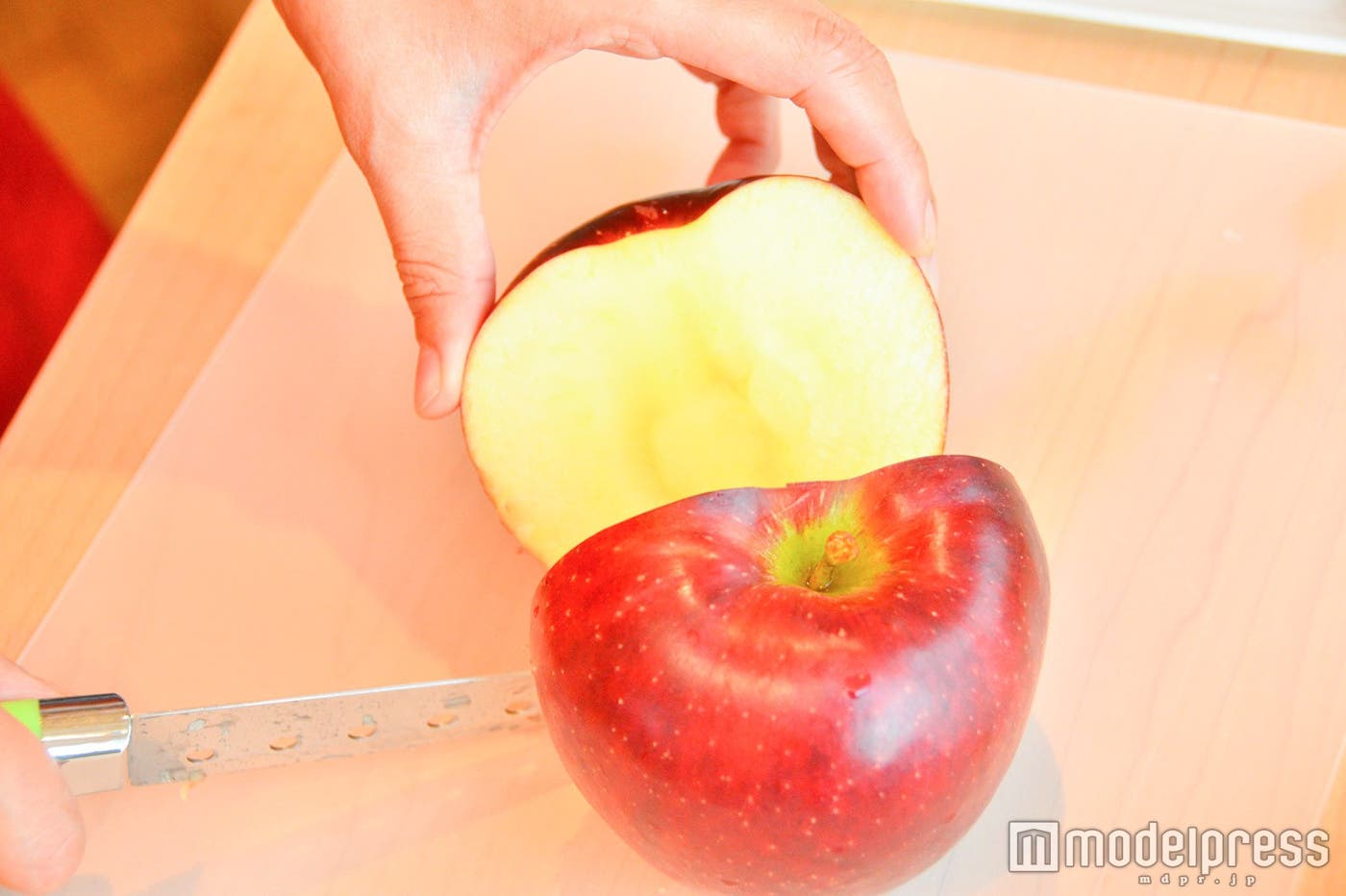 カットすると果汁がしたたる!(C)モデルプレス