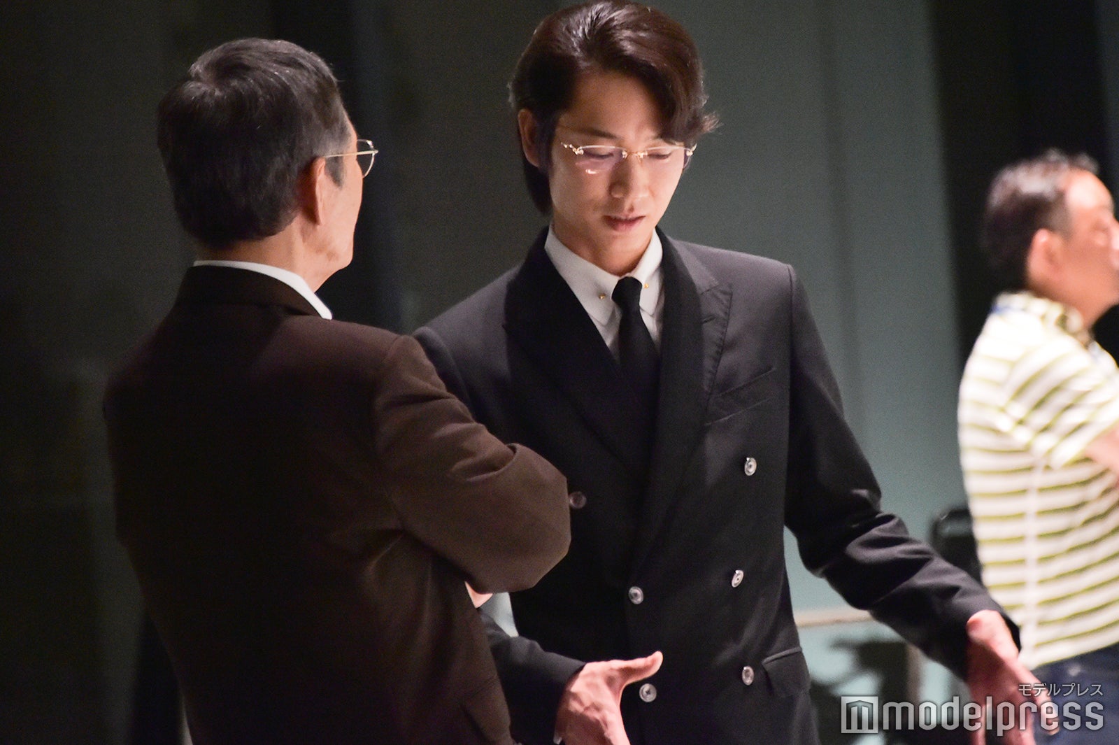 綾野も小林に応じるように熱く語る（C）モデルプレス