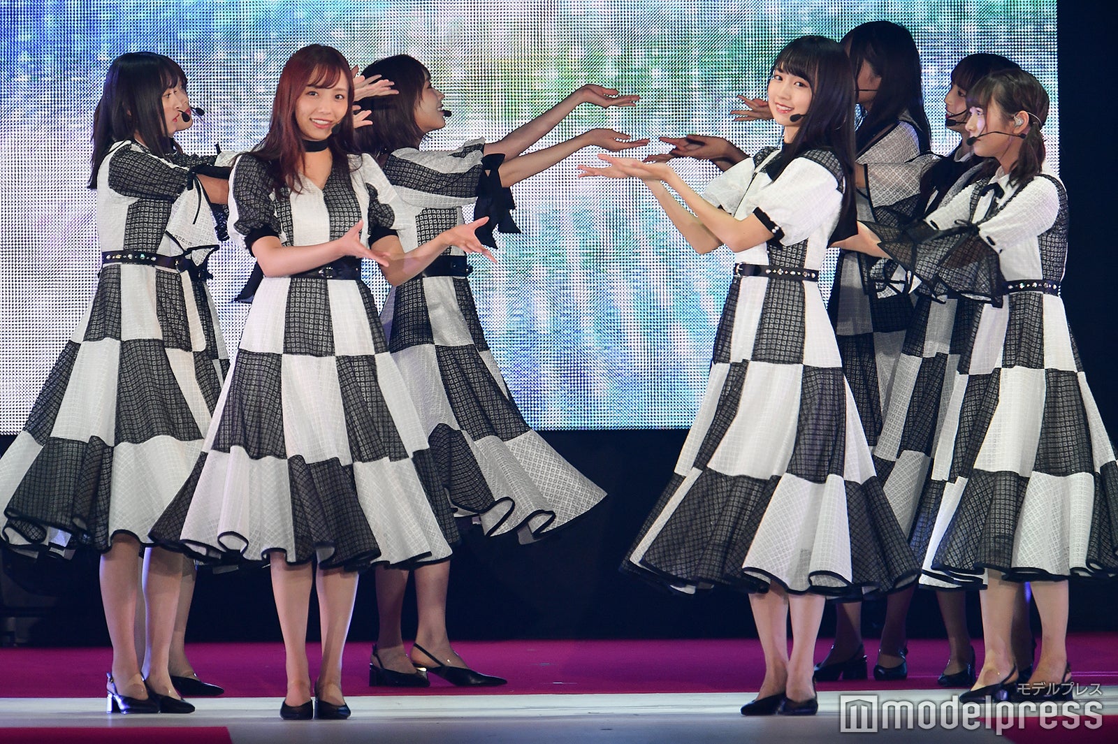 新内眞衣、賀喜遥香（C）モデルプレス