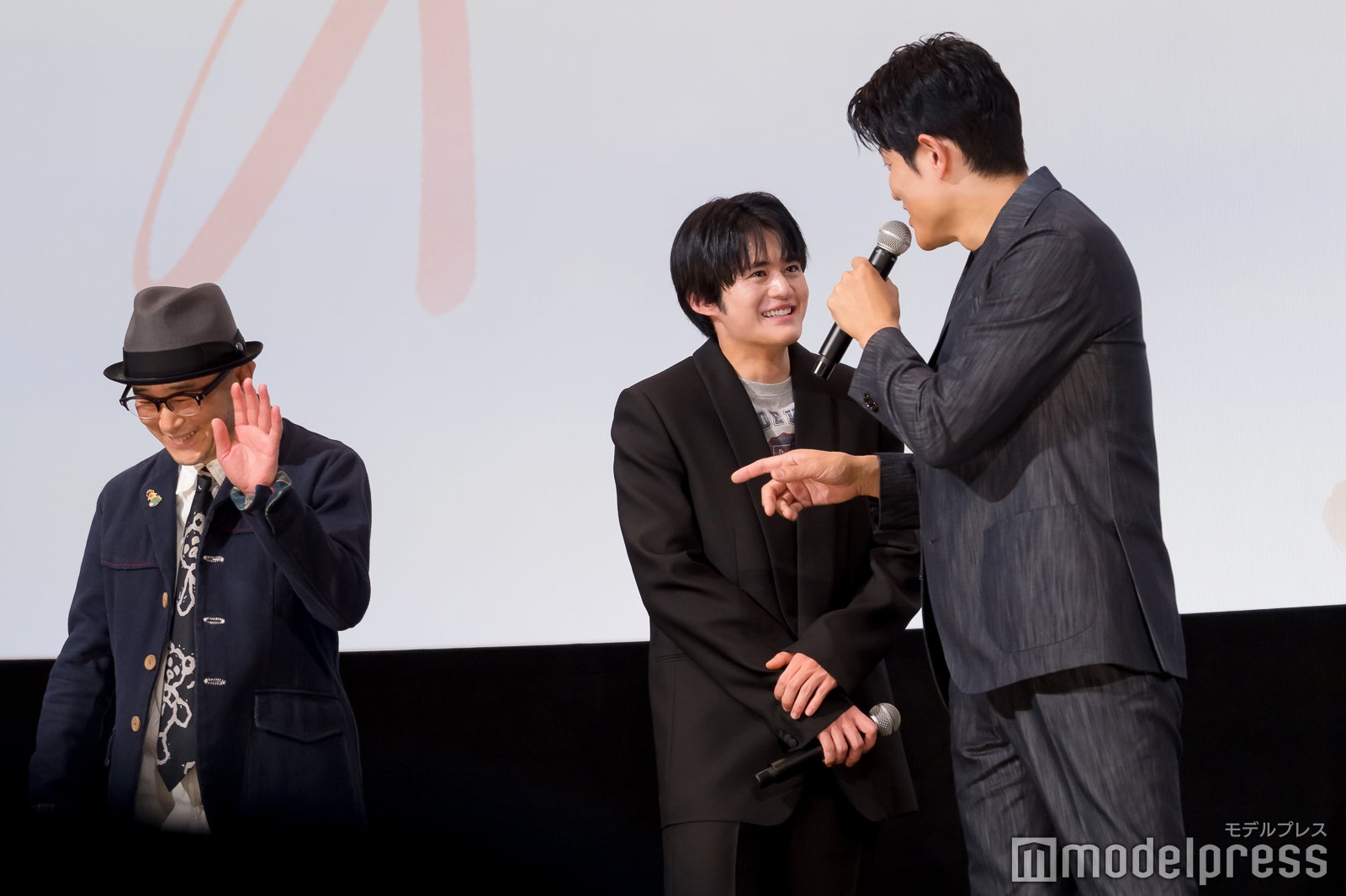 前田哲監督、鈴鹿央士、鈴木亮平（C）モデルプレス