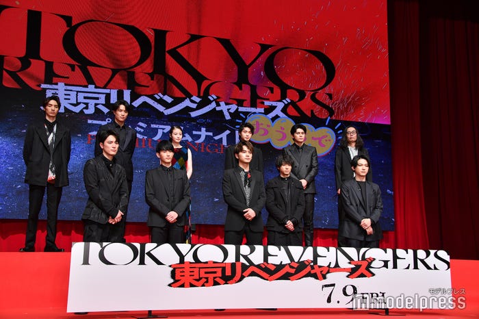 (上段左から)清水尋也、鈴木伸之、今田美桜、磯村勇斗、眞栄田郷敦、英勉監督、(下段左から)間宮祥太朗、杉野遥亮、北村匠海、山田裕貴、吉沢亮 (C)モデルプレス