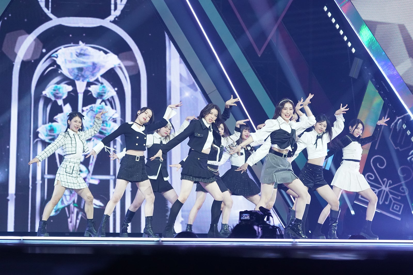 デビュー評価楽曲『想像以上』パフォーマンスの様子（C）PRODUCE 101 JAPAN THE GIRLS