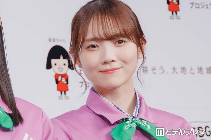 乃木坂46田村真佑、美スタイル際立つ真紅ノースリワンピ姿に絶賛の声「シンプルだけど絵になる」「肌の白さが映える」