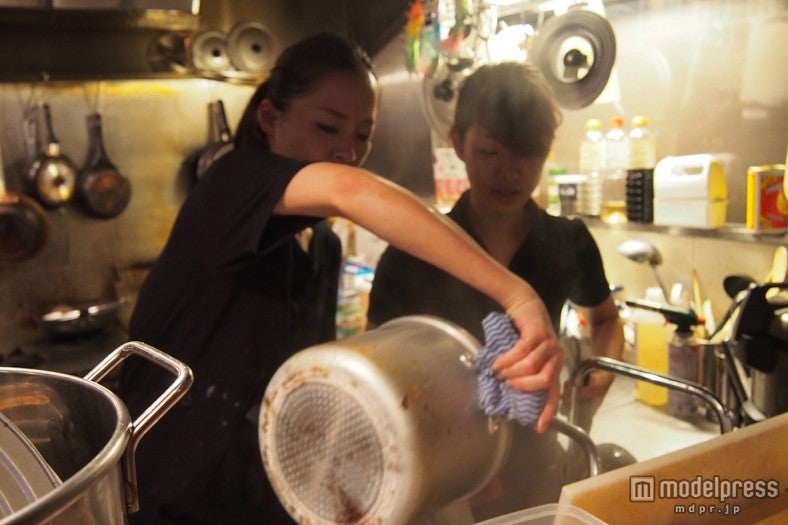 「しぶや区」厨房で調理する小森純