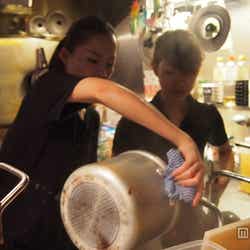 「しぶや区」厨房で調理する小森純