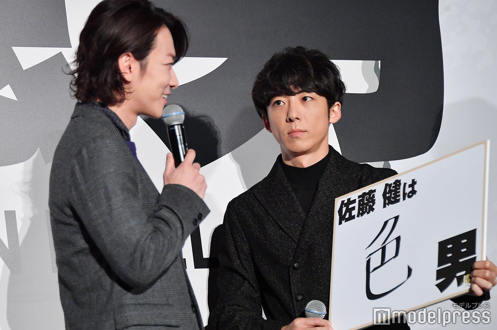 佐藤健に真顔でアピールし続ける高橋一生 （C）モデルプレス