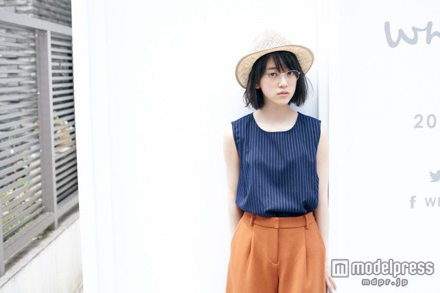 乃木坂46堀未央奈、めがね×血色メイクで大人顔にイメチェン