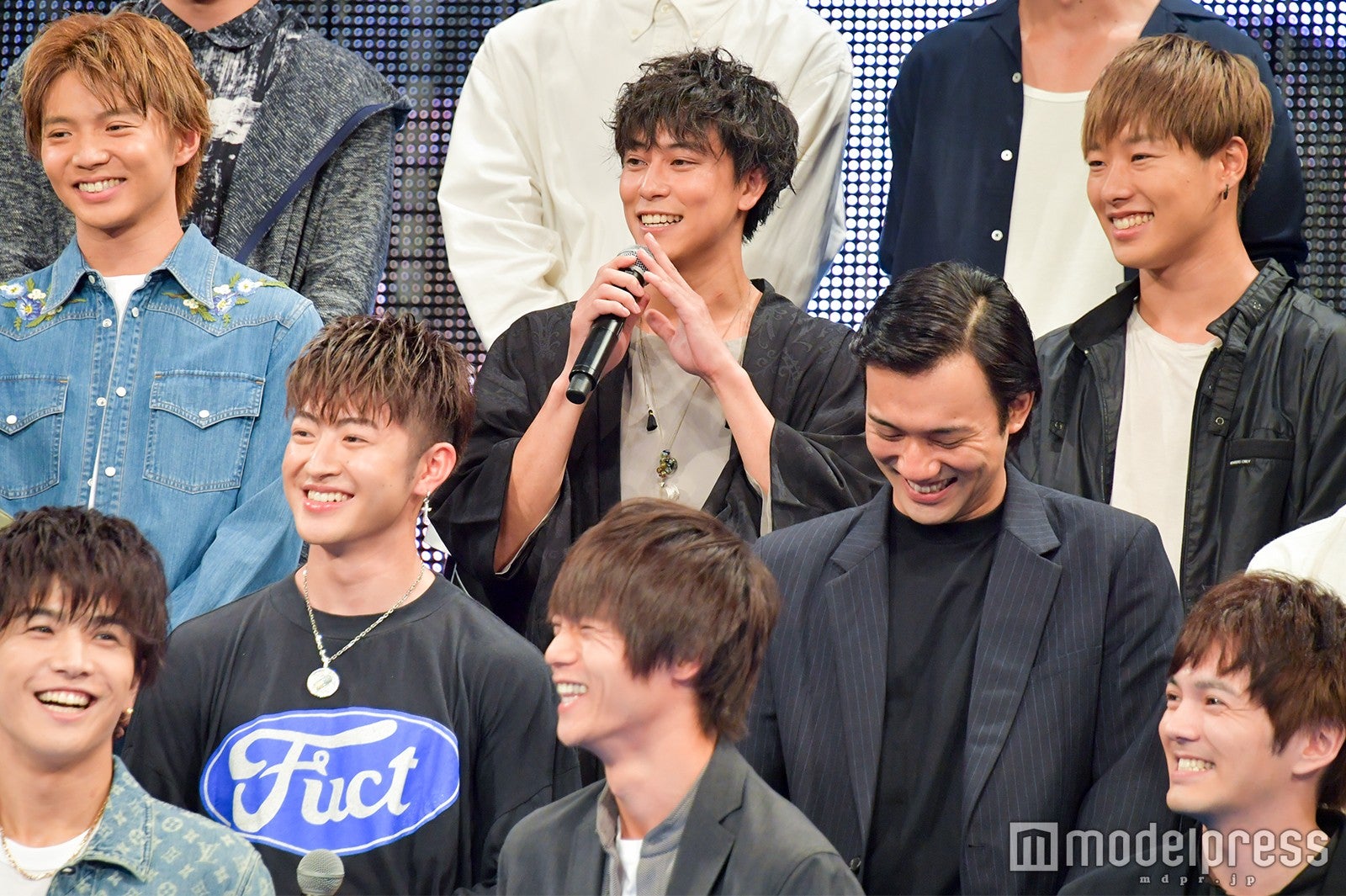 佐野岳（中央）／（C）モデルプレス