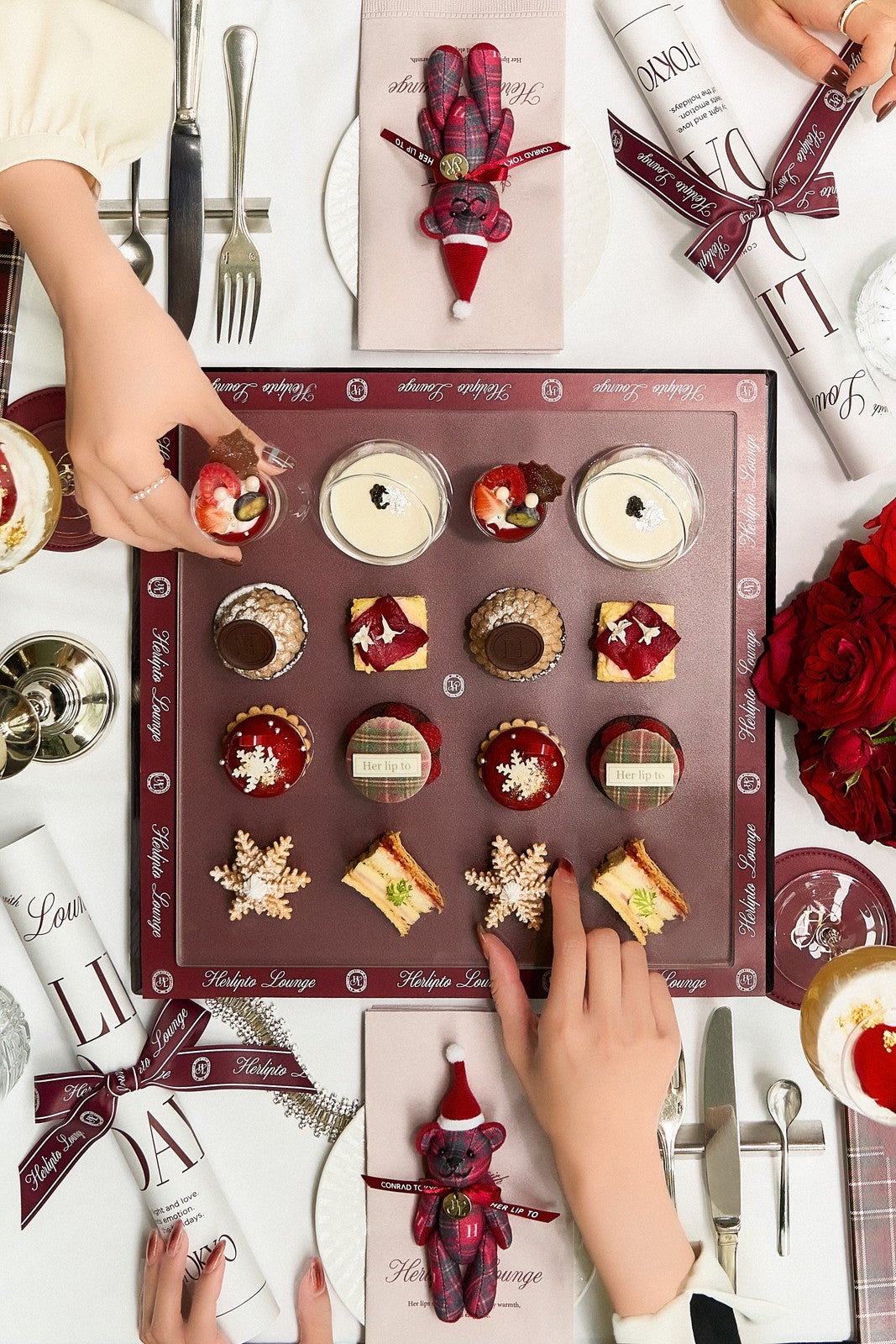 「Her lip to」×コンラッド東京、初のコラボアフタヌーンティー開催 限定コンラッド・ベアも登場