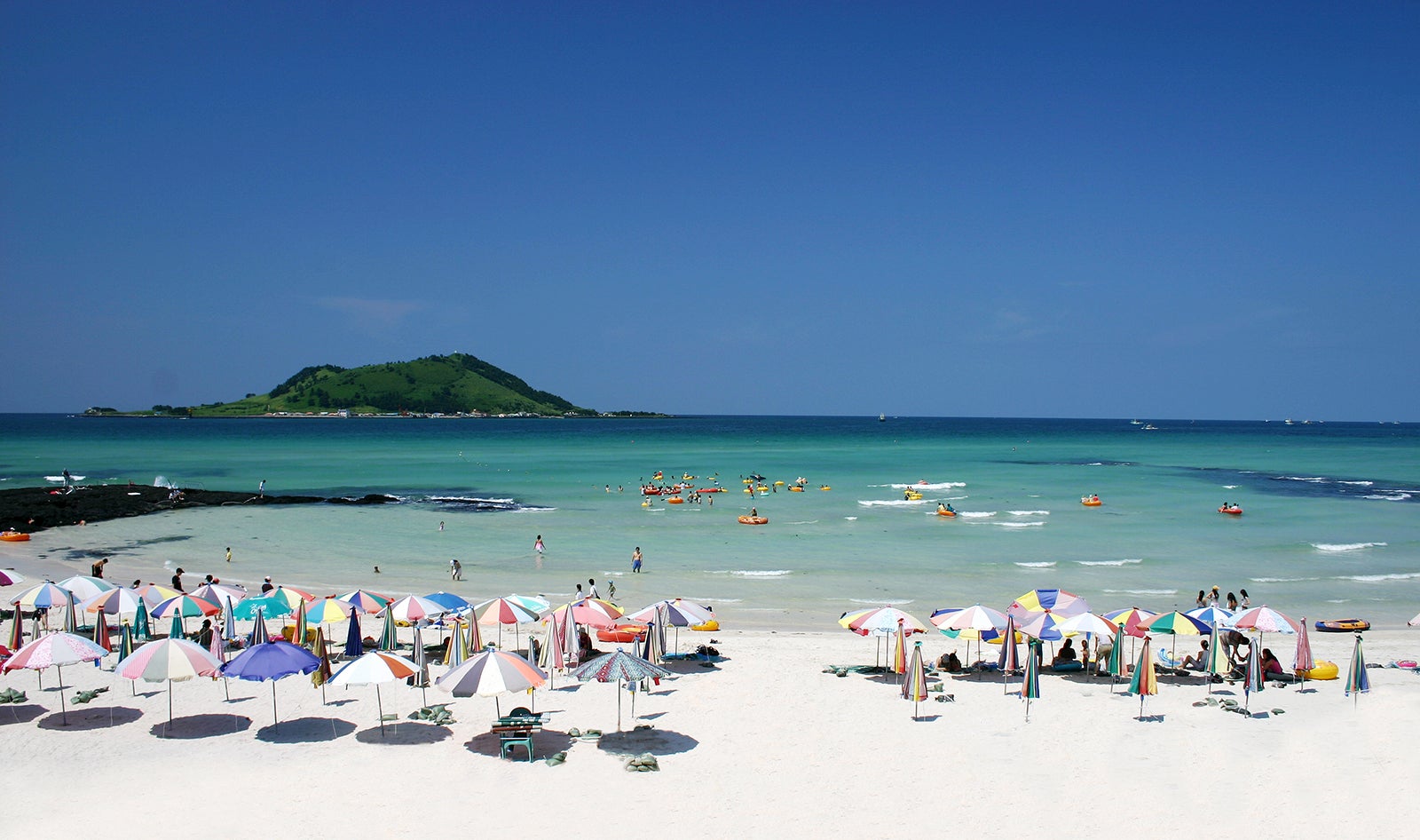 白い砂浜が約1,5キロも続く、挾才海水浴場（提供画像）