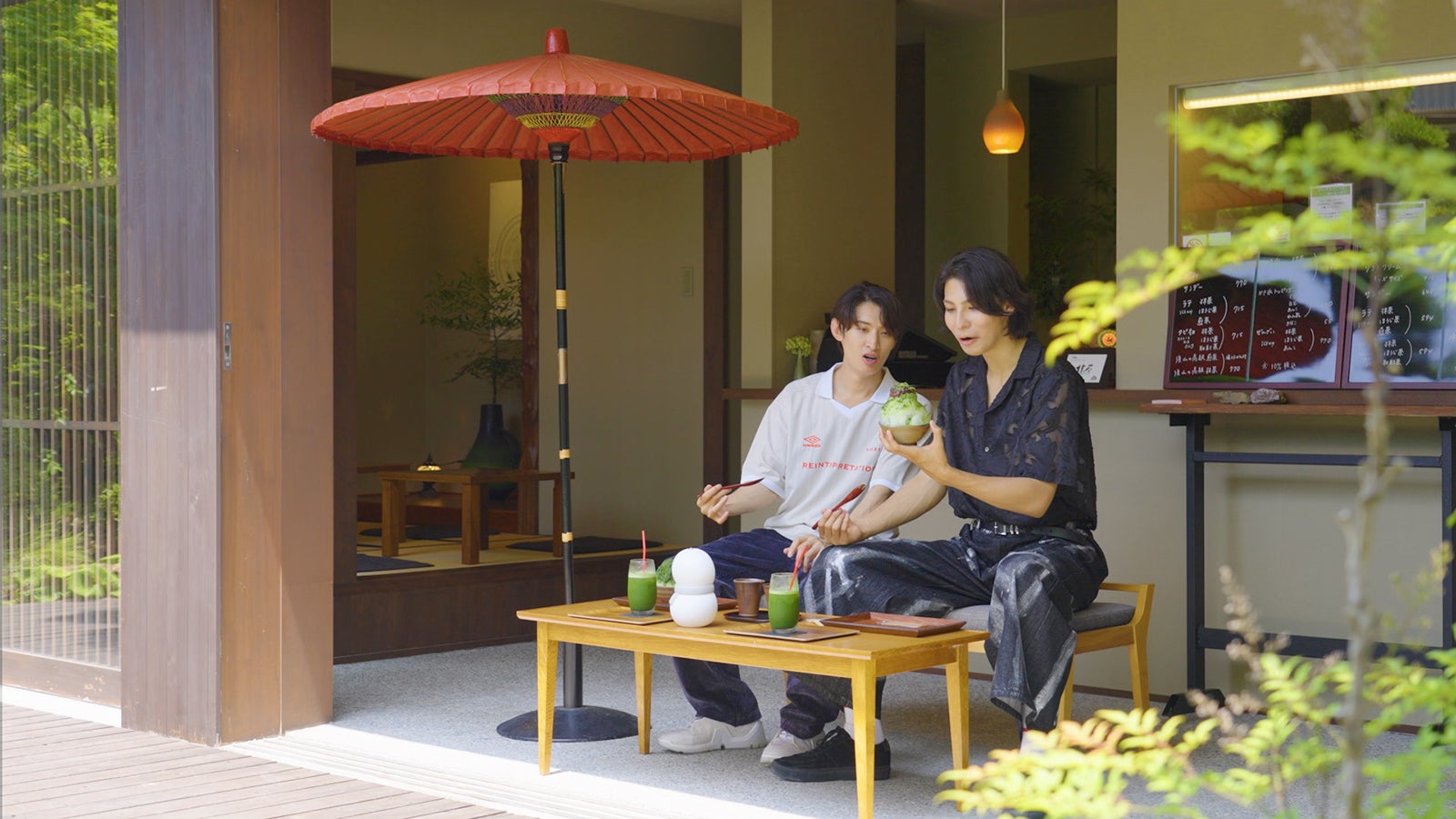 向井康二、ラウール「旅するSnow Man／完全版－Traveling with Snow Man－」ディズニープラスで独占配信中（C）日本テレビ