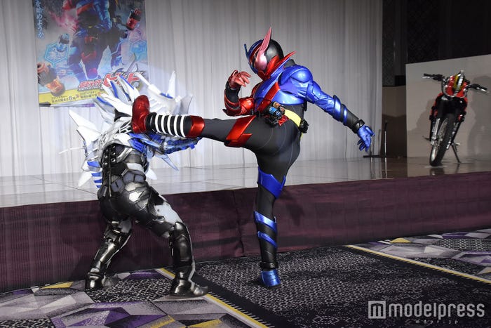 スマッシュと戦う仮面ライダービルド(C)モデルプレス