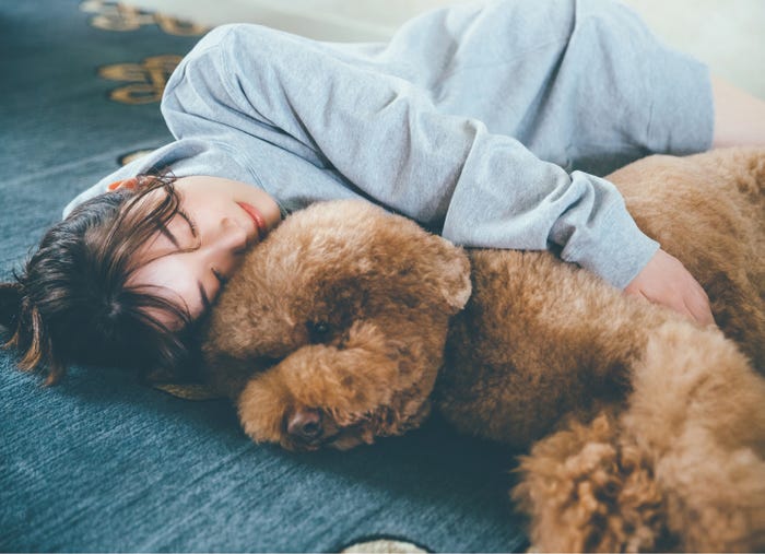 守屋麗奈「笑顔のグー、チョキ、パー」通常裏表紙(撮影/東 京祐)