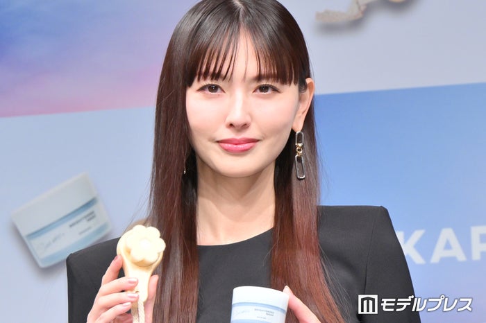 鈴木えみ、美ウエスト透ける黒ドレスで登場 スキンケアブランドアンバサダーに喜び「ちょっと認められた気持ち」