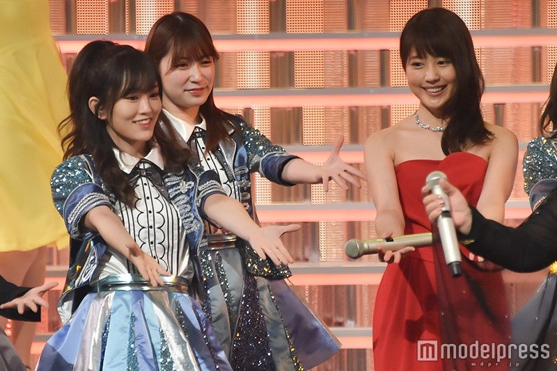 一緒に踊る山本彩、吉田朱里、有村架純 （C）モデルプレス