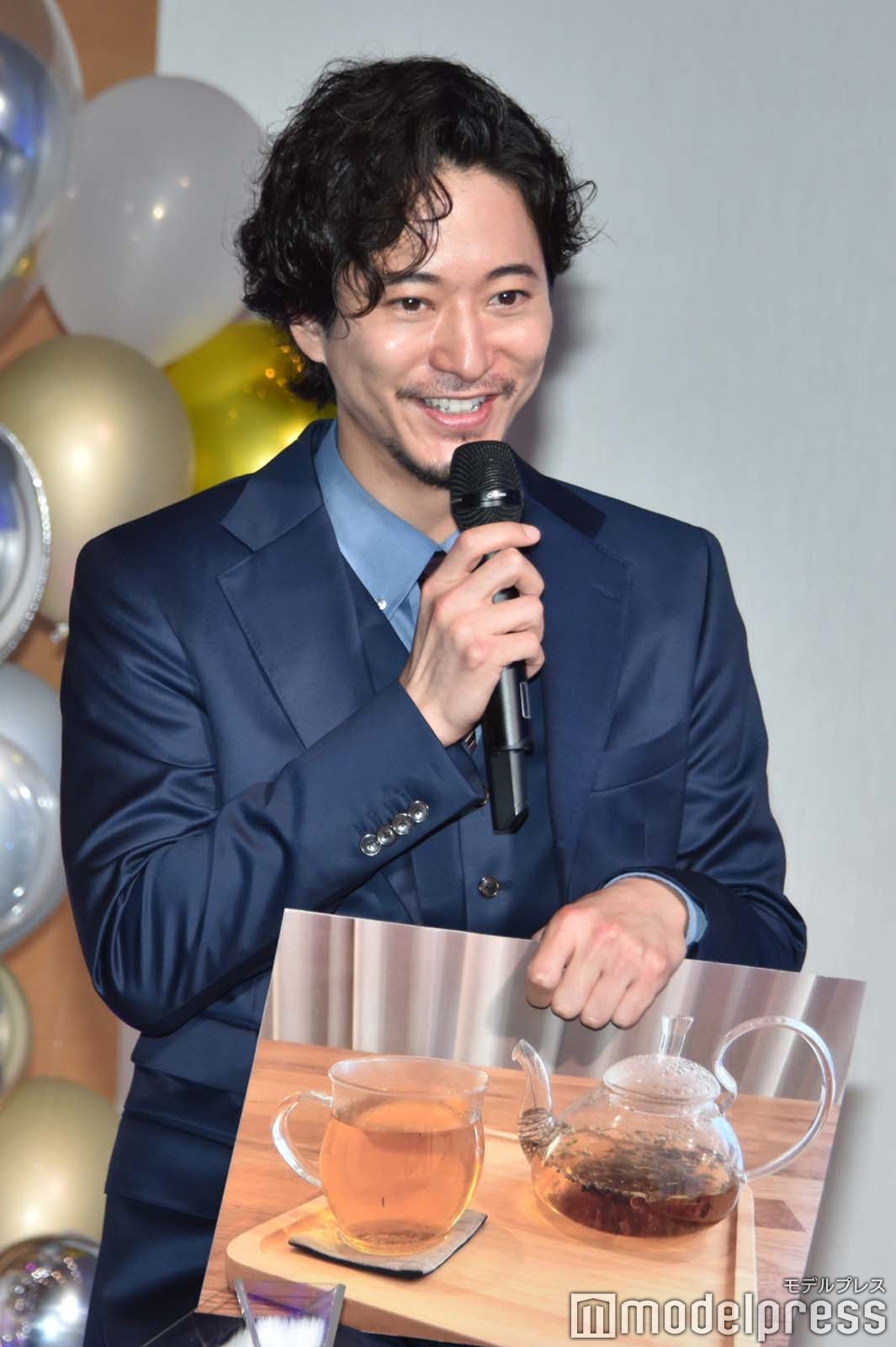自らブレンドしたハーブティーで癒やされている浅香航大（C）モデルプレス