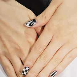 MilkyBunny仕様のネイル。モノトーンをベースに、キュートなウサ耳やMilkyBunnyのロゴが入っている。