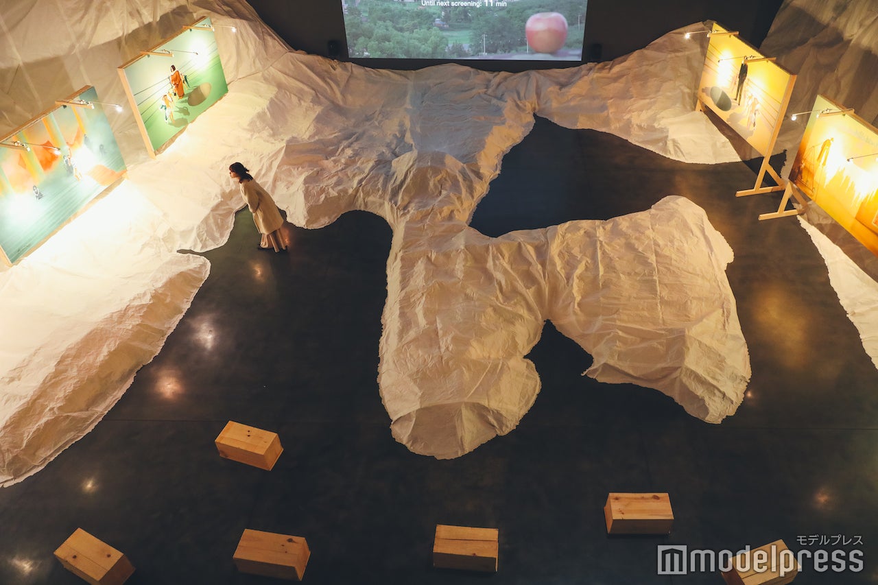 ダイナミックな空間ならではの展示（小沢剛《帰って来たS.T.》2020年）（C）モデルプレス