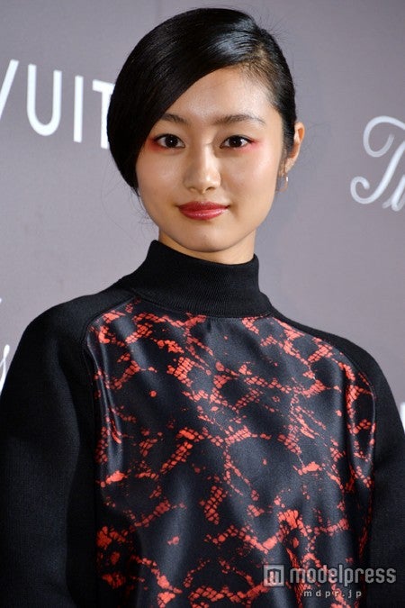 忽那汐里、最旬モードで大人の魅力　堂々ポージング披露