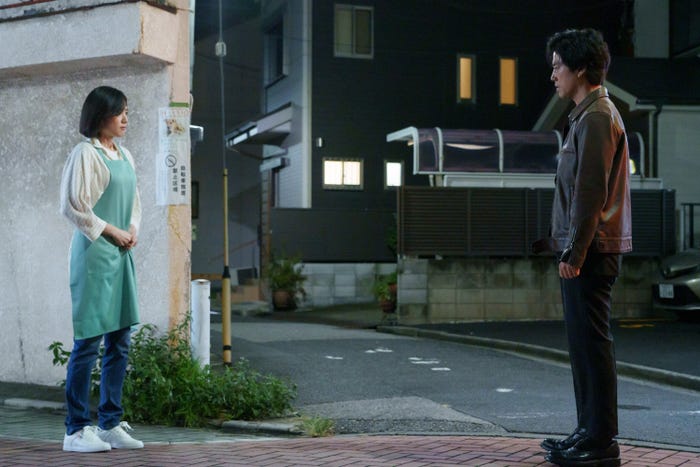 (右)桐谷健太「Qrosの女」第2話(C)「Qrosの女」製作委員会