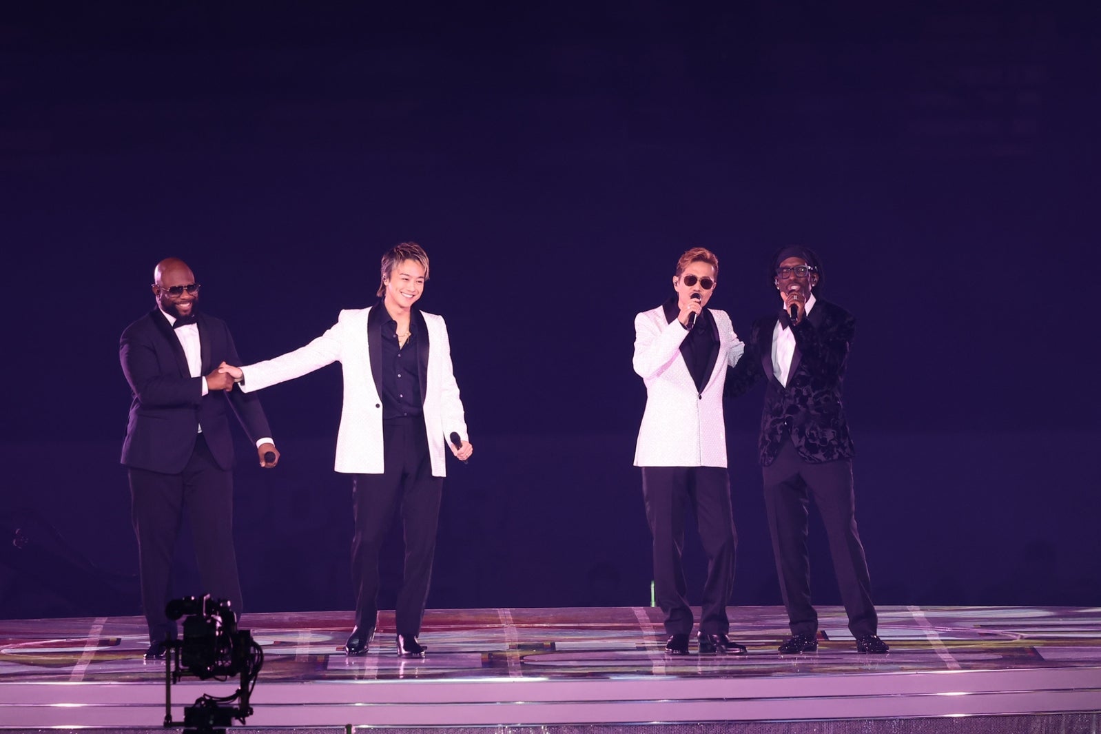 EXILE ATSUSHI「僕の相方」TAKAHIROと“兄弟愛”溢れる瞬間　Boyz II Menがサプライズ登場＜EXILE LIVE TOUR 2022 “POWER OF WISH”～Christmas Special～＞