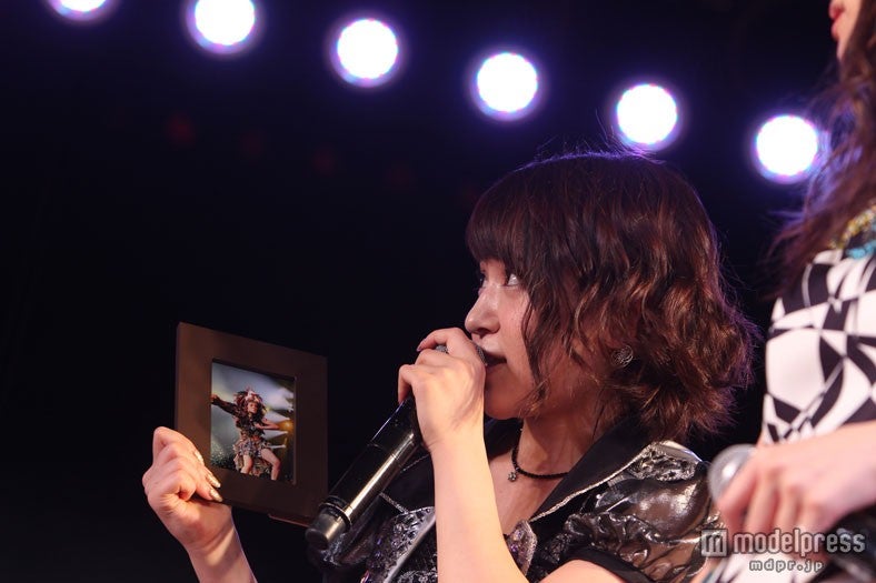 秋元の写真を持ちながらのMC／卒業公演（C）AKS