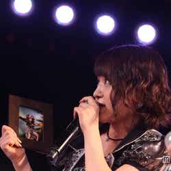 秋元の写真を持ちながらのMC/卒業公演(C)AKS