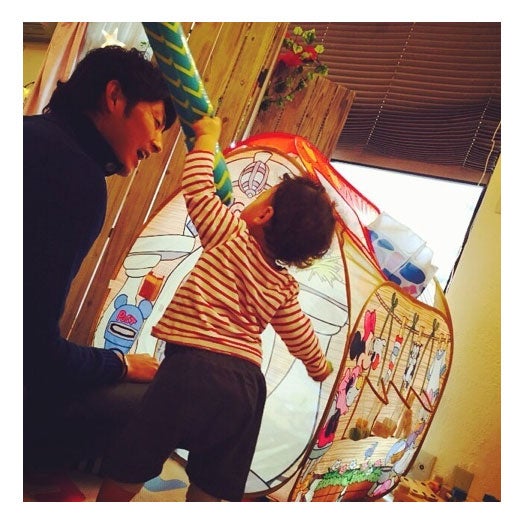 スザンヌ愛息子、斉藤氏と仲良く遊ぶ姿／スザンヌ オフィシャルブログ（Ameba）より