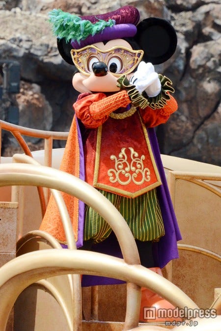 「ハロウィーン・デイドリーム ―スケルトンズ・サプライズ」ハロウィーンマスクを付けて登場