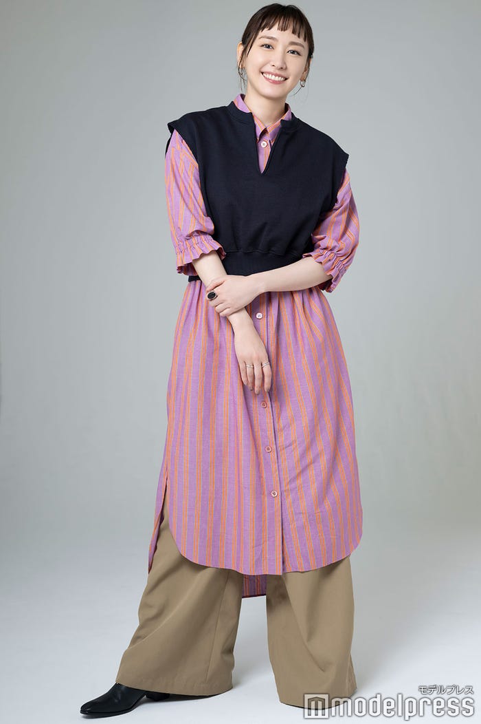新垣結衣/<スタッフクレジット>ヘアメイク:藤尾明日香(kichi)、スタイリスト:小松嘉章(nomadica)/<衣装クレジット>ネイビースウェットベスト¥20,900(CINOH)、靴¥51,700(NEEDLES)、ピアス¥26,400(MARIHA)、左手人差し指リング¥99,000(MARIHA)、右手人差し指リング¥27,500(SERGE THORAVAL)、右手薬指リング¥26,950(PLUIE)※その他はスタイリスト私物(C)モデルプレス