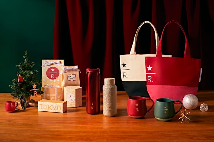 スターバックス リザーブ オーナメントマグレッド ¥2,300、スターバックス リザーブ オーナメント COFFEE BAG ¥2,300、スターバックス リザーブ オーナメント StarR ¥2,300、スターバックス リザーブ マグネットサイレンブラック \1,700、スターバックス リザーブ ギフトボックスキット ¥3,500、スターバックス リザーブ ステンレスボトルレッドストライプ 473ml ¥5,000、スターバックス リザーブ ステンレスボトルグリッターシルバー355ml ¥4,800、スターバックス リザーブ ラウンドマグレッド 355ml \3,000、スターバックス リザーブ ラウンドマググリーン 355ml \3,000、スターバックス リザーブ トート Small ナチュラル \2,800、スターバックス リザーブ トート Small レッド \2,800/画像提供:スターバックス コーヒー ジャパン