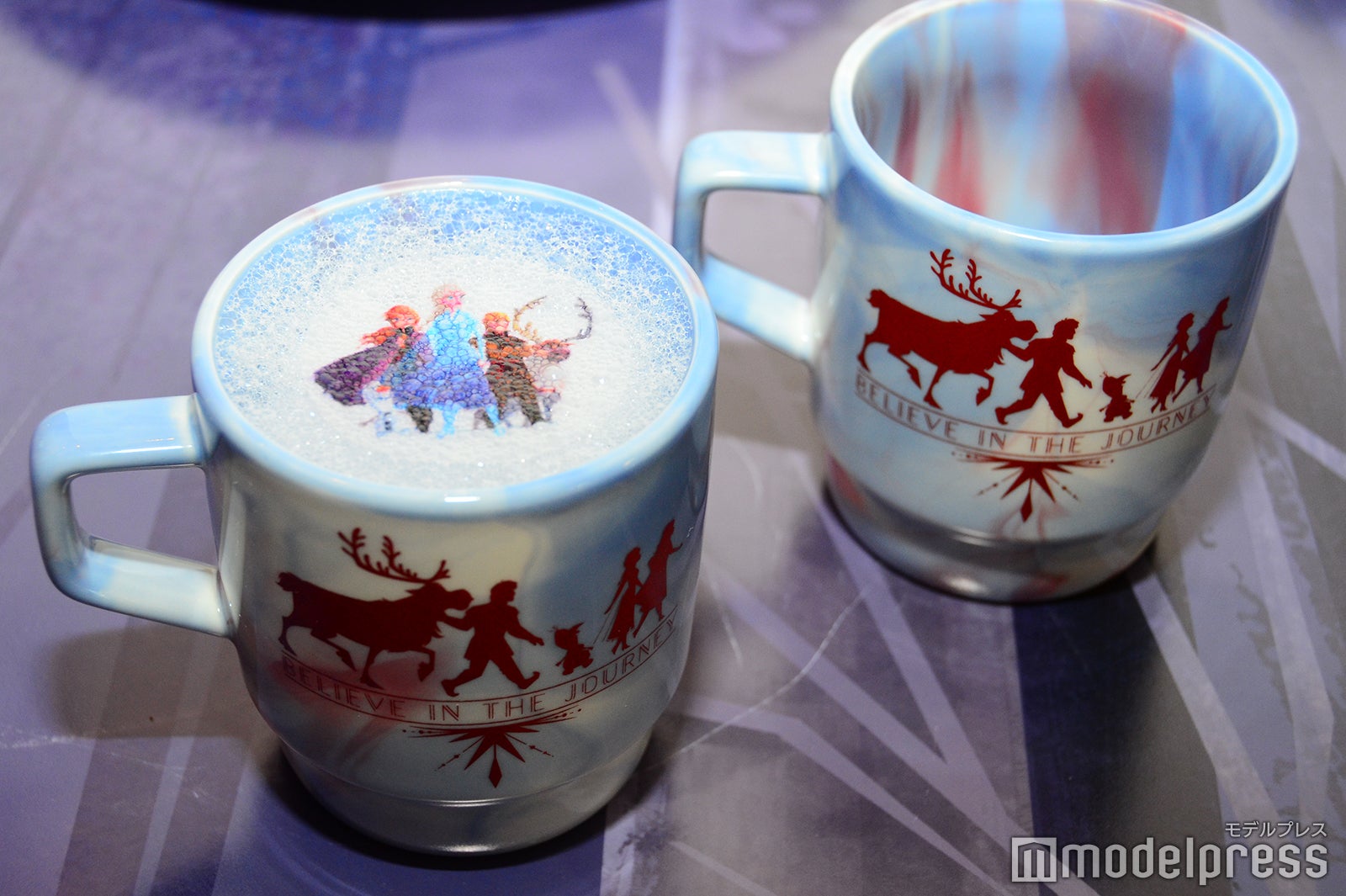 ＜アナと雪の女王2＞ほっこりチーズケーキミルクティー　990円／カップ付　2,490円（C）モデルプレス