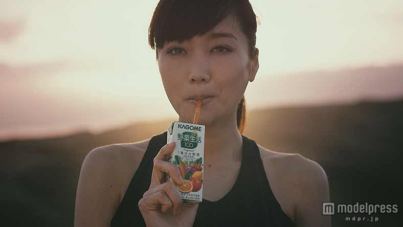 佐藤江梨子／カゴメ「野菜生活100」新CM「栄養吸収率の高い野菜篇」より