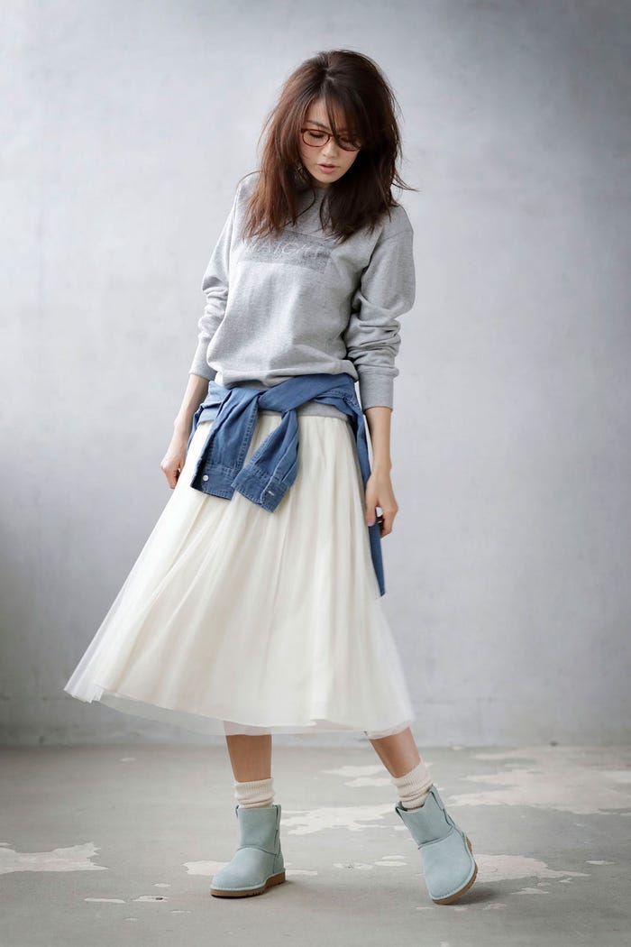 Classic Unlined Mini Perf(Aloe Vera)¥18,000/UGG、スエットトップス¥14,000/BYMITY、その他/私物(C)TOPLOG