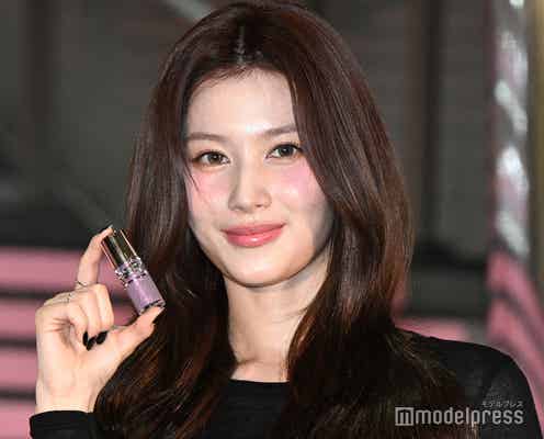 TWICEサナ、ミニ丈から圧巻の脚線美披露 表参道ヒルズに登場