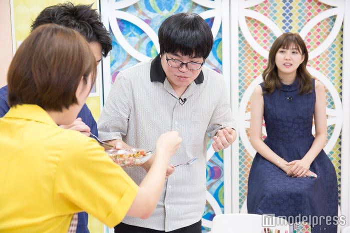 忍野さら、ライスの試食の様子(C)モデルプレス