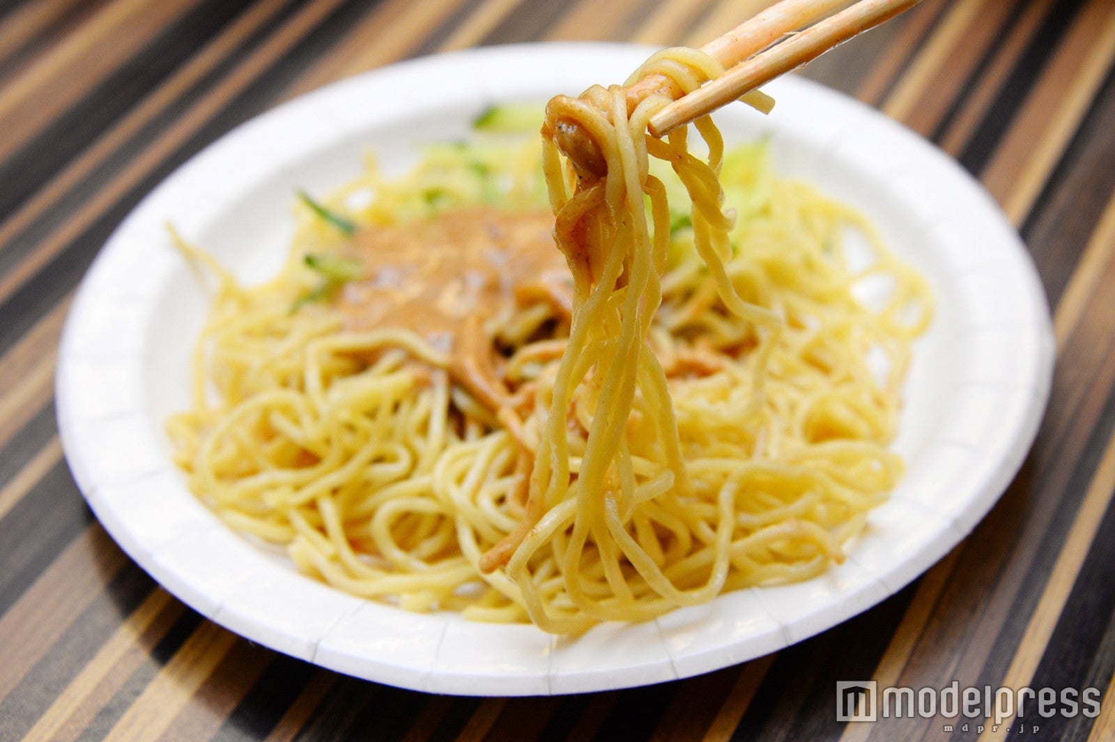 にんにく入りごまソースをからめて食べる（C）モデルプレス