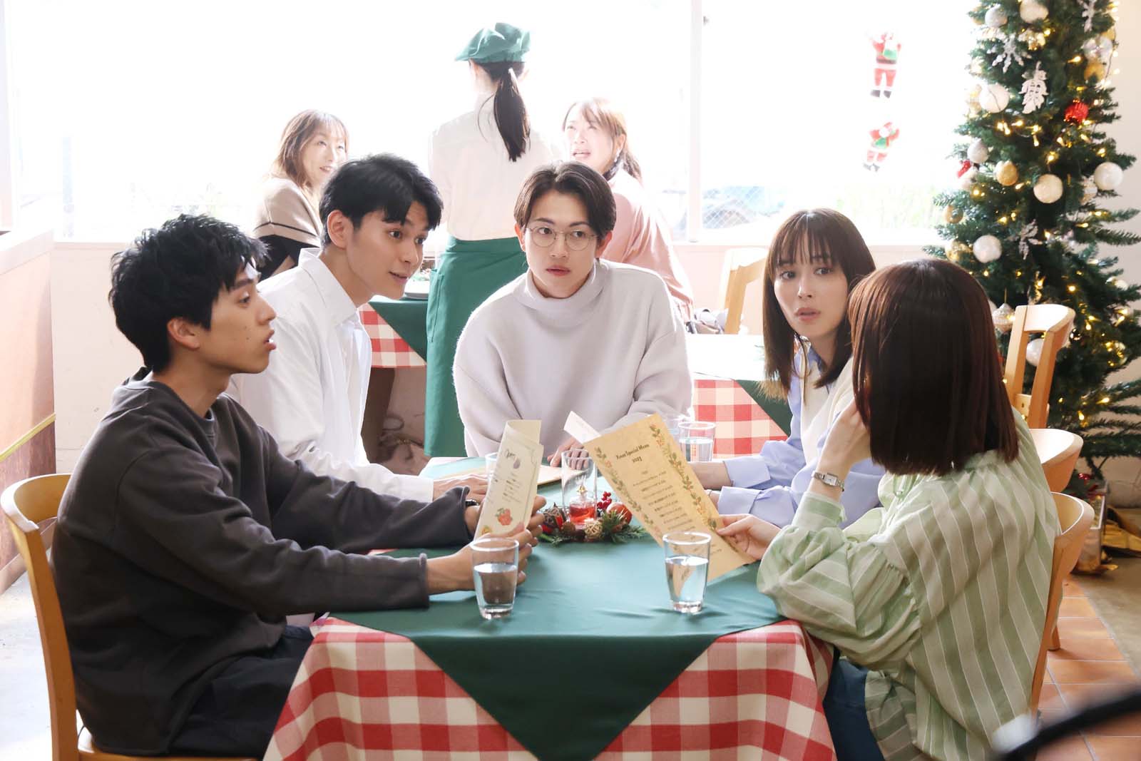 （左から）坂東龍汰、眞栄田郷敦、綱啓永、広瀬アリス、長濱ねる「366日」第8話より（C）フジテレビ