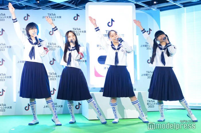 息を揃えた自己紹介を披露する新しい学校のリーダーズ(C)モデルプレス