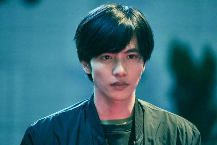 志尊淳(C)2020映画「さんかく窓の外側は夜」製作委員会 (C)Tomoko Yamashita/libre